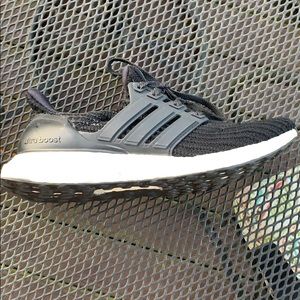 BLACK ADIDAS ULTRABOOSTS